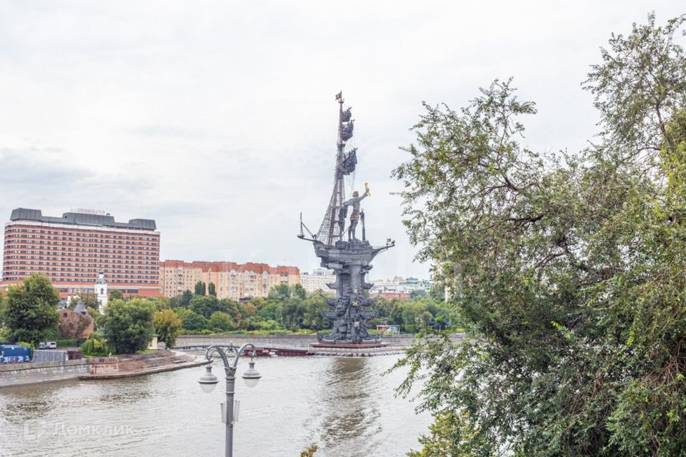 Продаётся 4-комнатная квартира, 244 м²