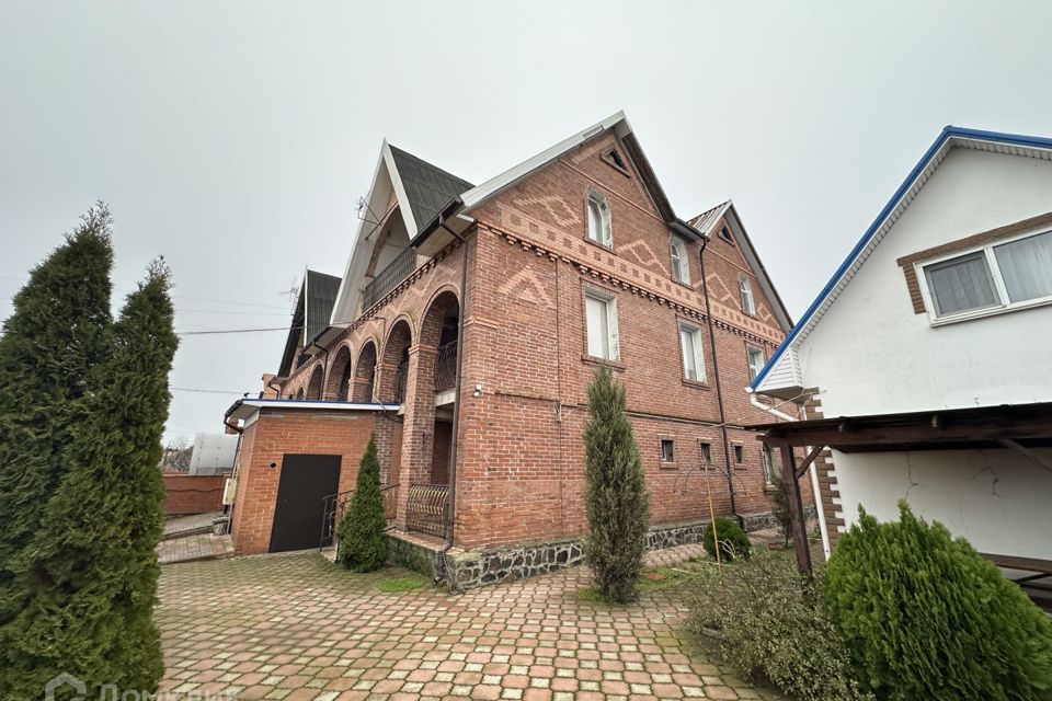 Сдаётся 3-этажный дом, 400 м²