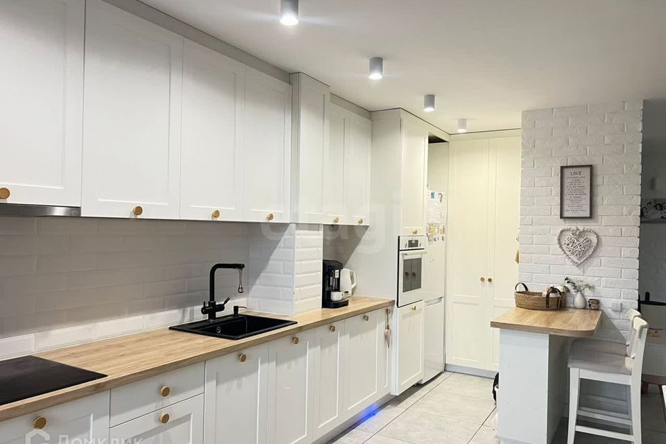 Продаётся 3-комнатная квартира, 133.2 м²