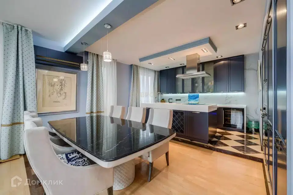 Продаётся 3-комнатная квартира, 135.7 м²