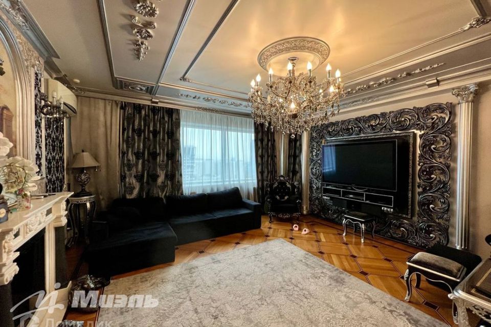 Продаётся 4-комнатная квартира, 176 м²