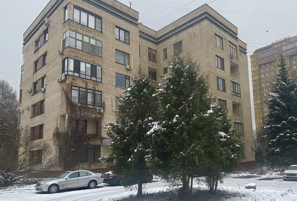 Продаётся 5-комнатная квартира, 220 м²