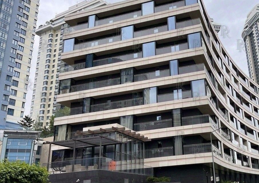 Продаётся 3-комнатная квартира, 180.2 м²