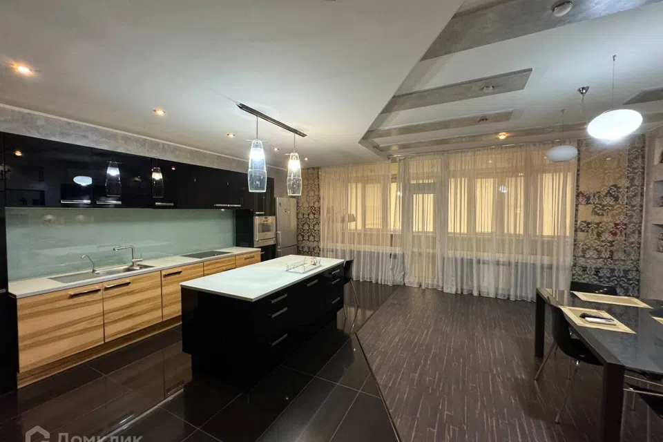 Сдаётся 5-комнатная квартира, 320 м²