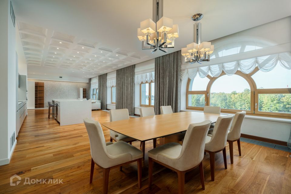 Продаётся 2-комнатная квартира, 235 м²