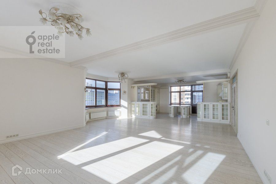 Продаётся 4-комнатная квартира, 216 м²