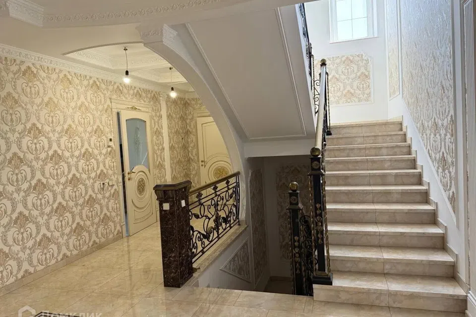 Сдаётся 2-этажный дом, 500 м²