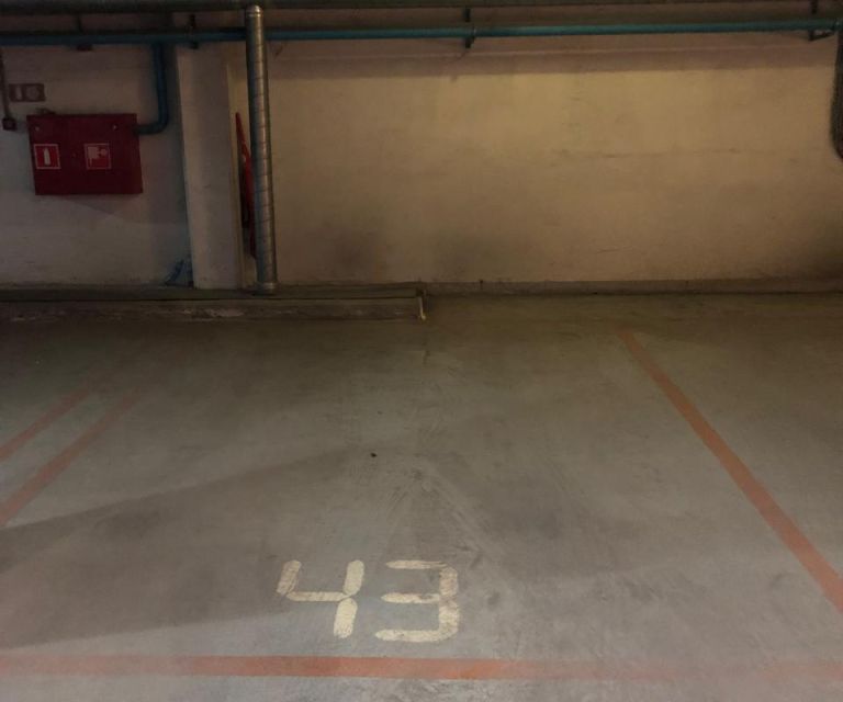Продаётся машиноместо, 13 м²