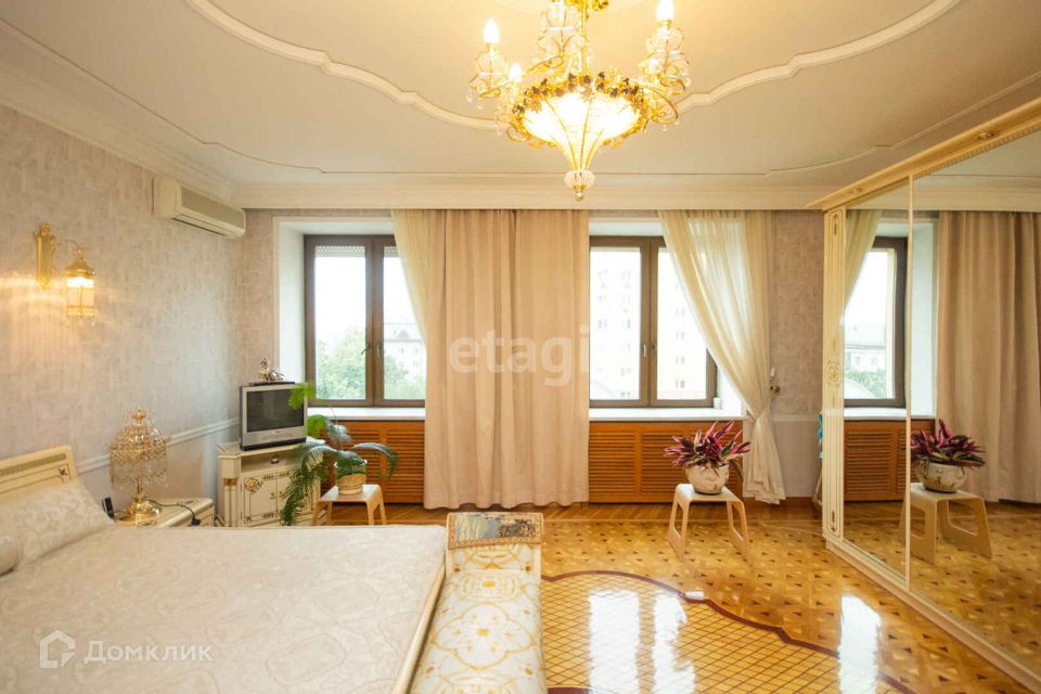 Продаётся 5-комнатная квартира, 262.6 м²