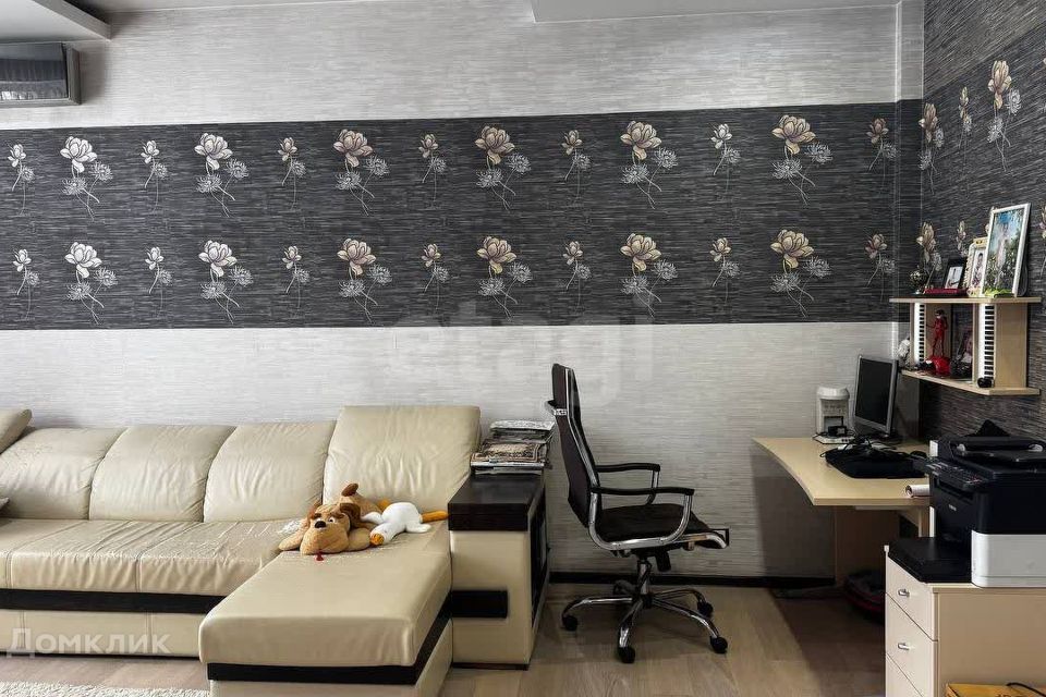 Продаётся 4-комнатная квартира, 135.7 м²