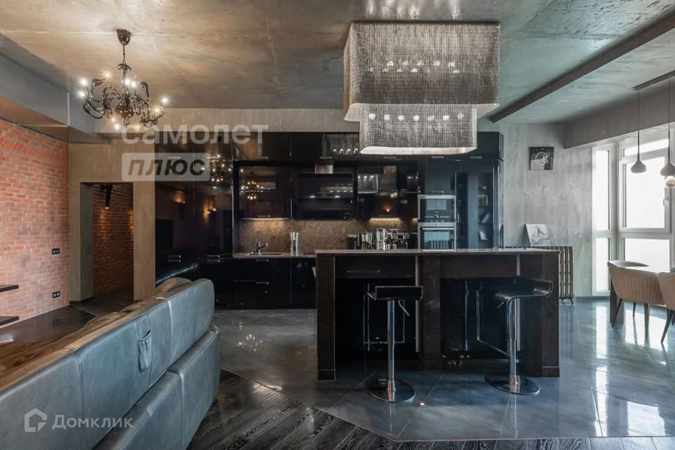 Продаётся 4-комнатная квартира, 214 м²