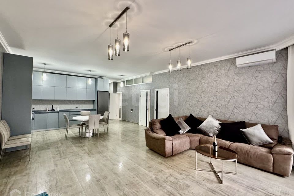 Продаётся 4-комнатная квартира, 150 м²