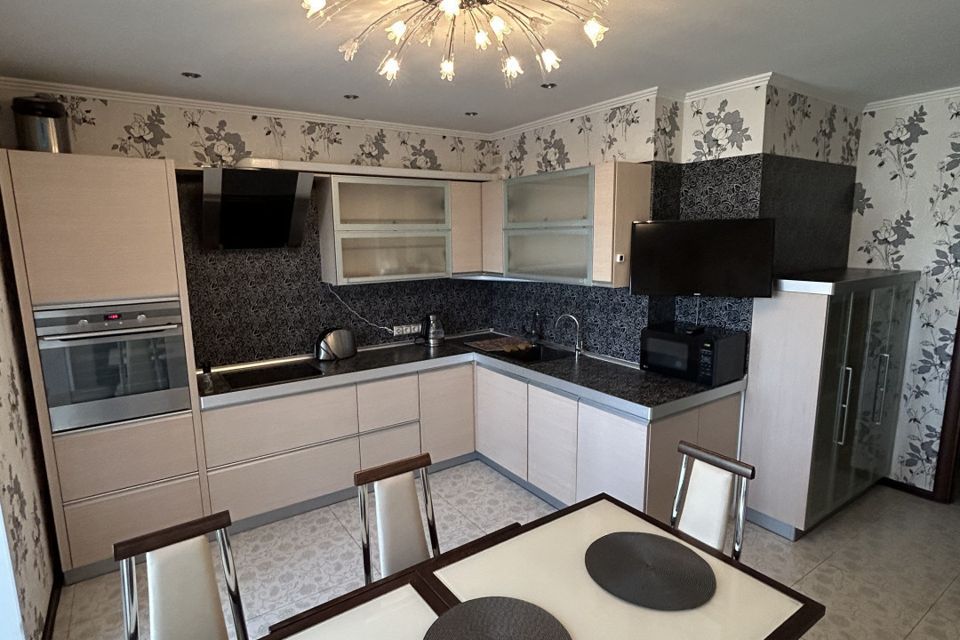 Продаётся 3-комнатная квартира, 106 м²