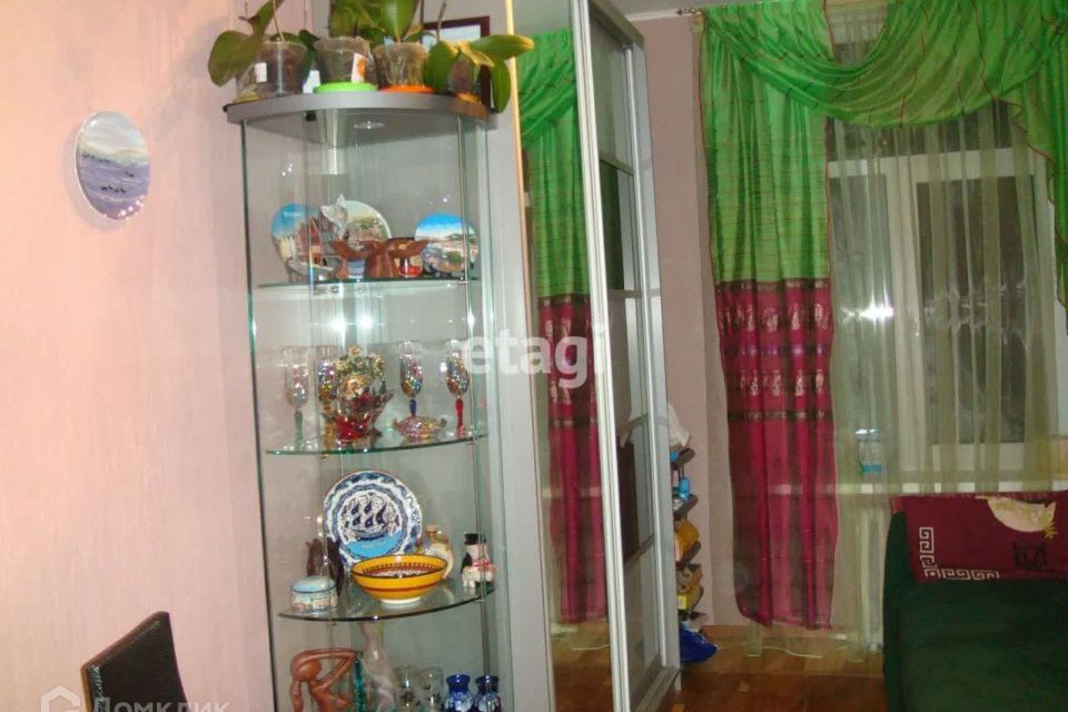 Продаётся комната в 6-комн. квартире, 110 м²