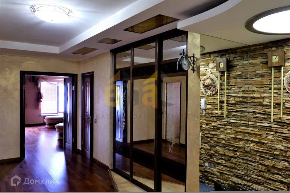 Сдаётся 2-комнатная квартира, 165 м²