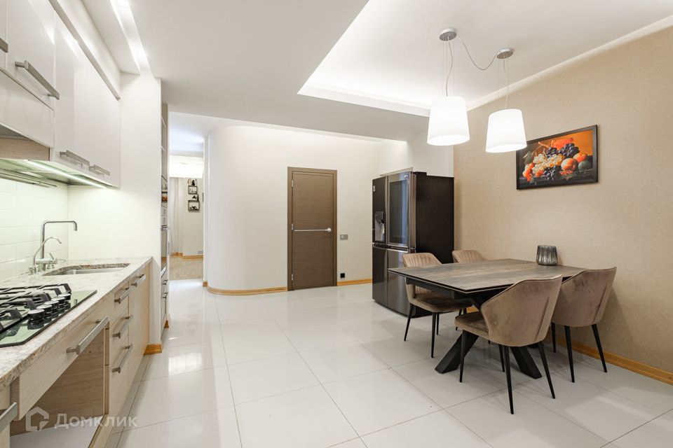 Продаётся 4-комнатная квартира, 142.3 м²