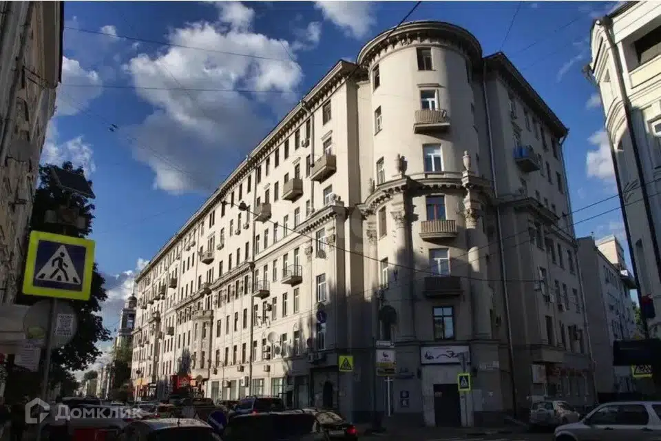 Продаётся 4-комнатная квартира, 180 м²
