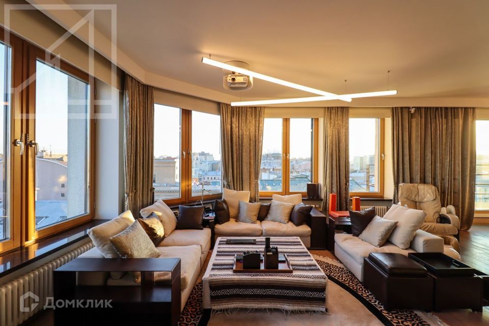 Сдаётся 4-комнатная квартира, 212 м²