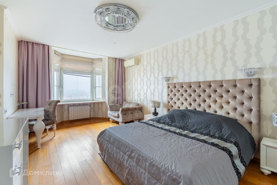 Продаётся 4-комнатная квартира, 136 м²