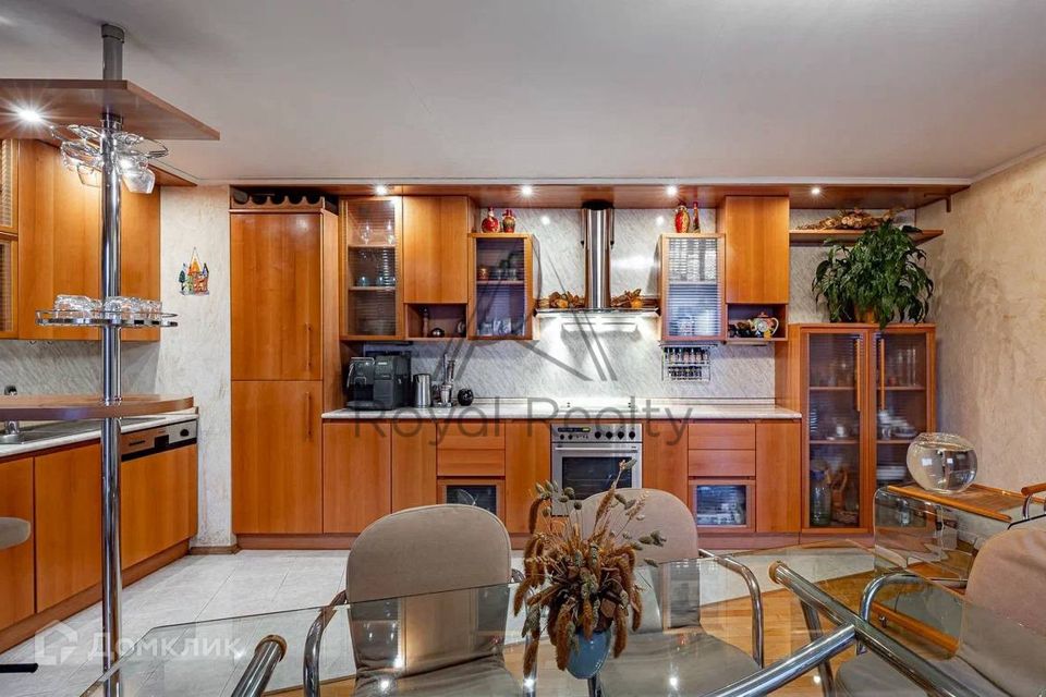 Продаётся 3-комнатная квартира, 131 м²