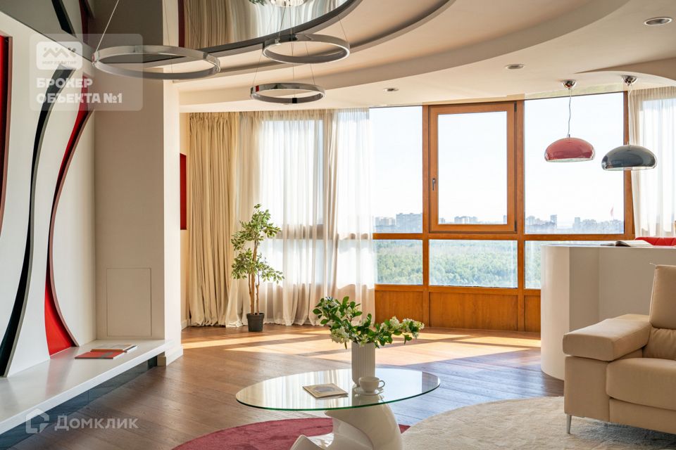 Продаётся 3-комнатная квартира, 156.6 м²