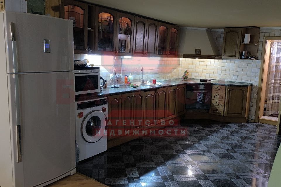 Продаётся 3-этажный дом, 260 м²