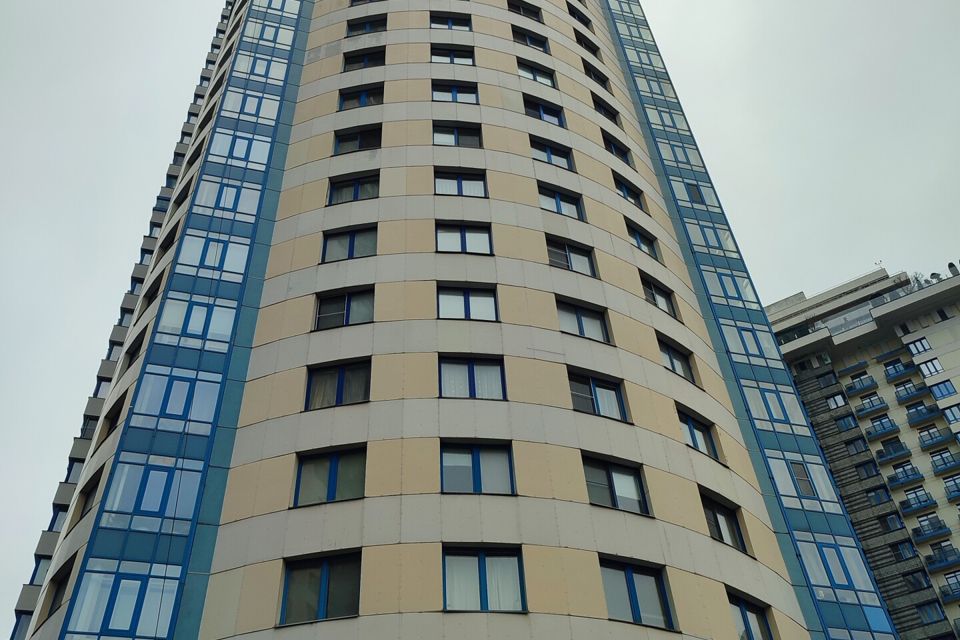Продаётся 4-комнатная квартира, 175 м²