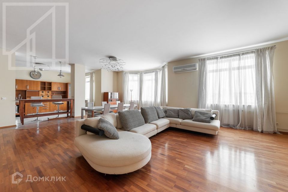 Сдаётся 4-комнатная квартира, 240 м²