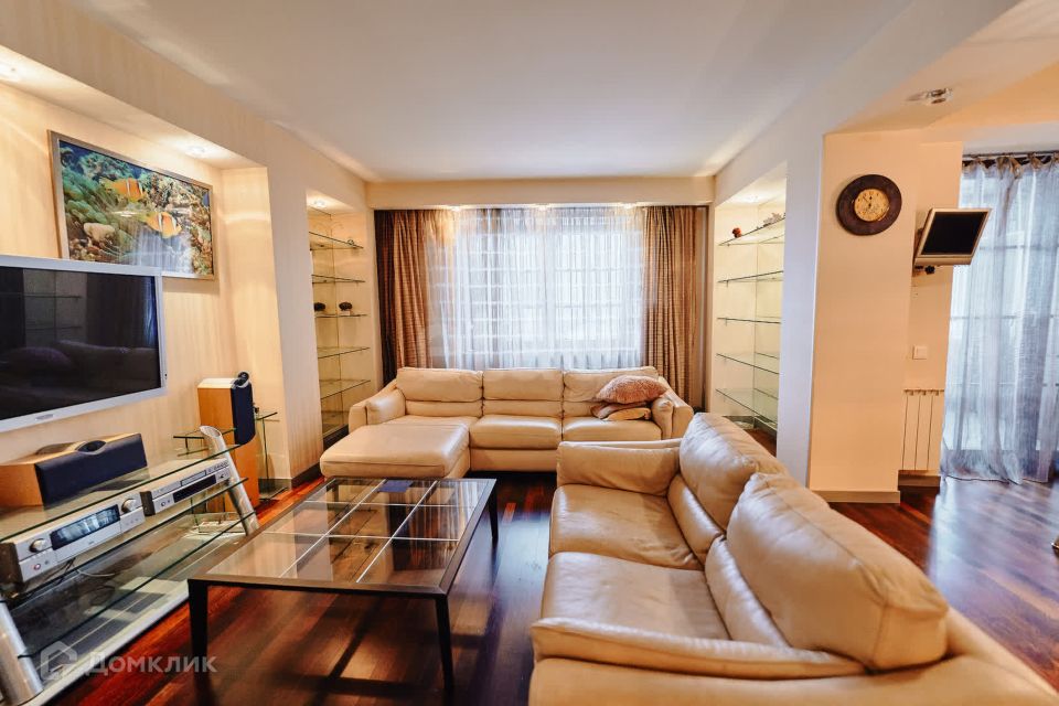 Сдаётся 2-комнатная квартира, 108.5 м²