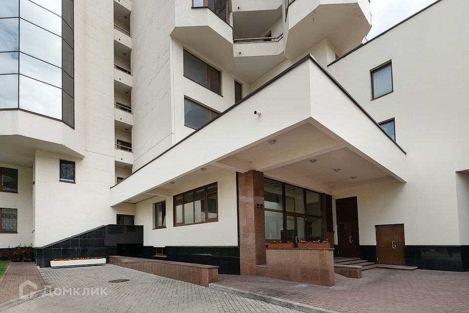 Продаётся 4-комнатная квартира, 207.1 м²