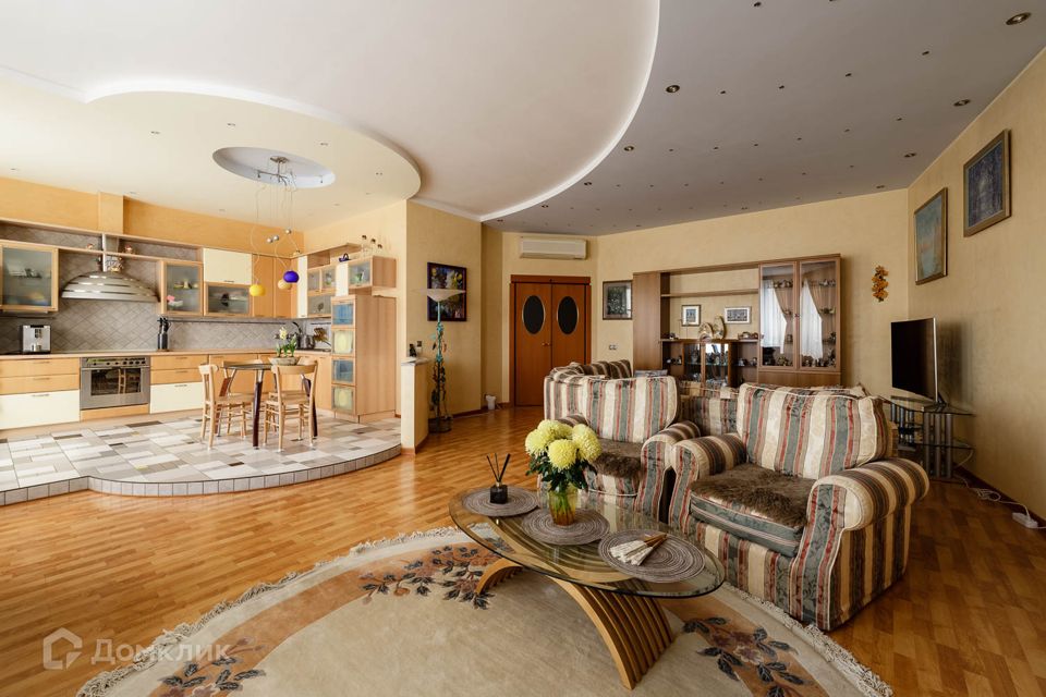 Продаётся 4-комнатная квартира, 138 м²