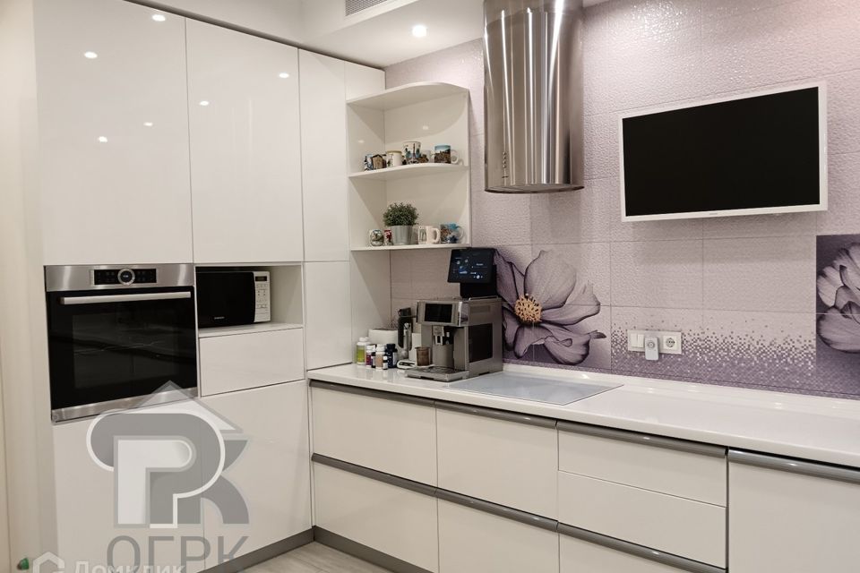 Продаётся 3-комнатная квартира, 140.5 м²
