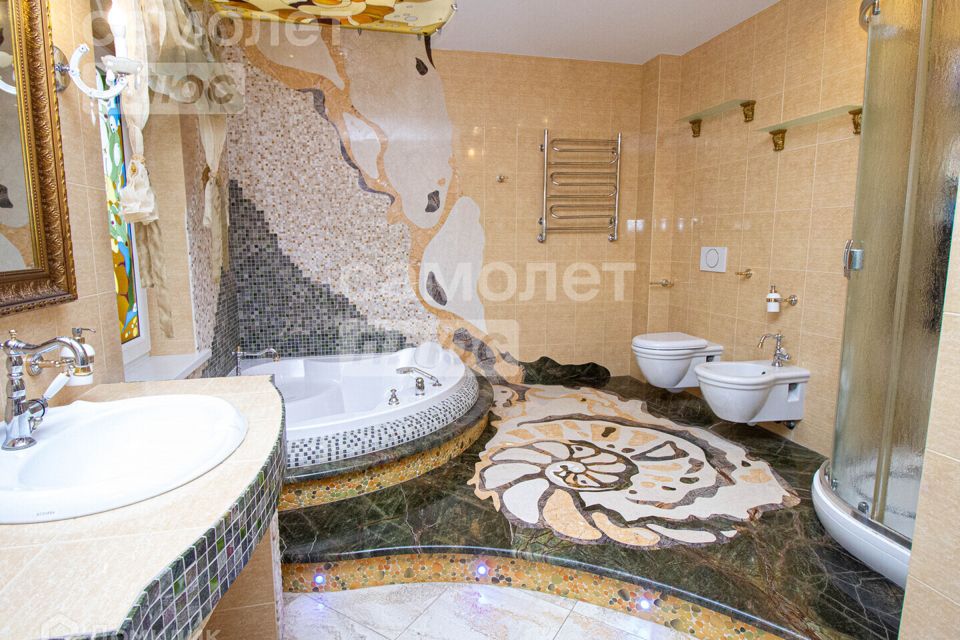 Продаётся 3-комнатная квартира, 236.7 м²