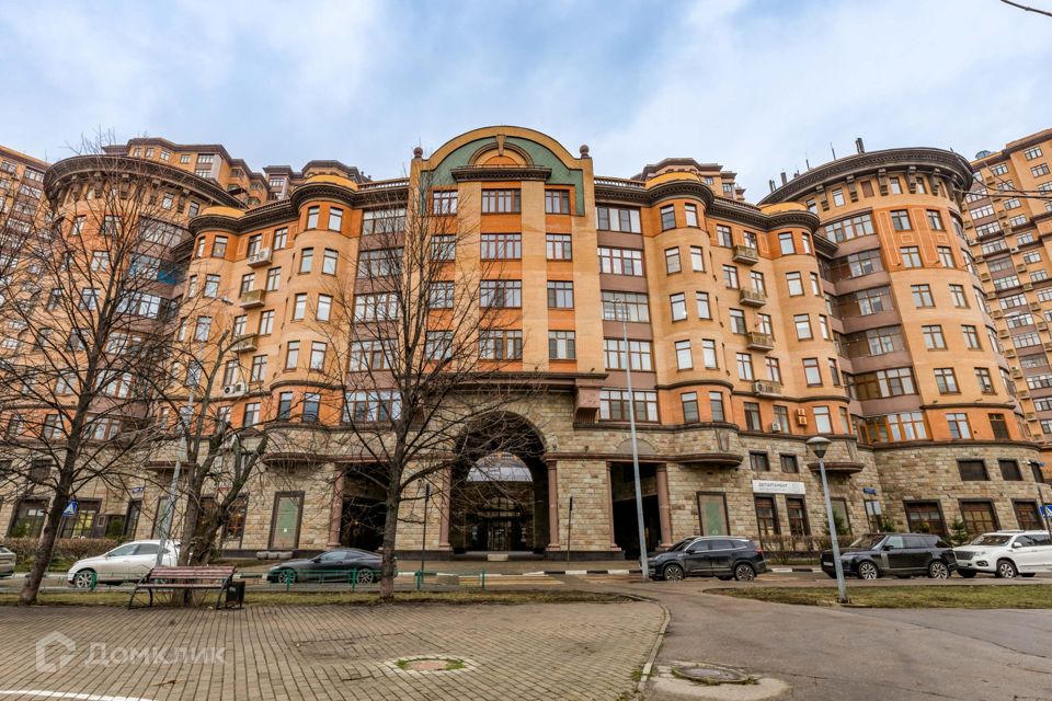 Продаётся 4-комнатная квартира, 189.8 м²