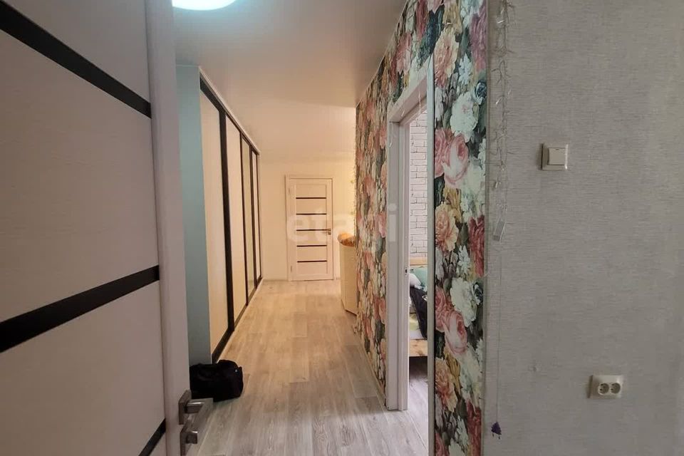 Продаётся 4-комнатная квартира, 60.9 м²