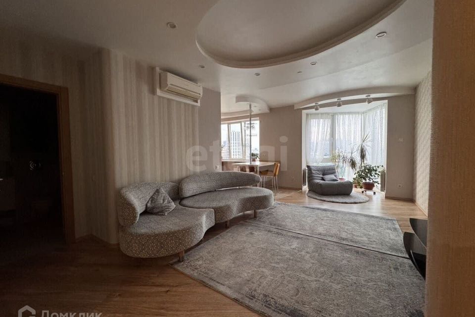 Продаётся 4-комнатная квартира, 123.7 м²