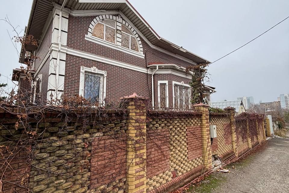 Продаётся 3-этажный дом, 530 м²