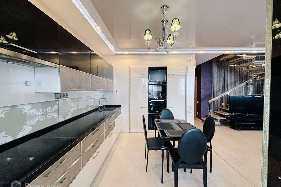 Продаётся 4-комнатная квартира, 147 м²
