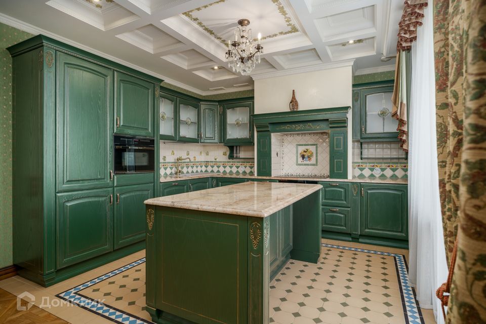Продаётся 4-комнатная квартира, 192 м²