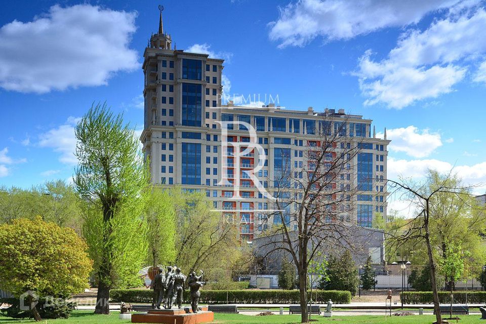 Продаётся 4-комнатная квартира, 273 м²
