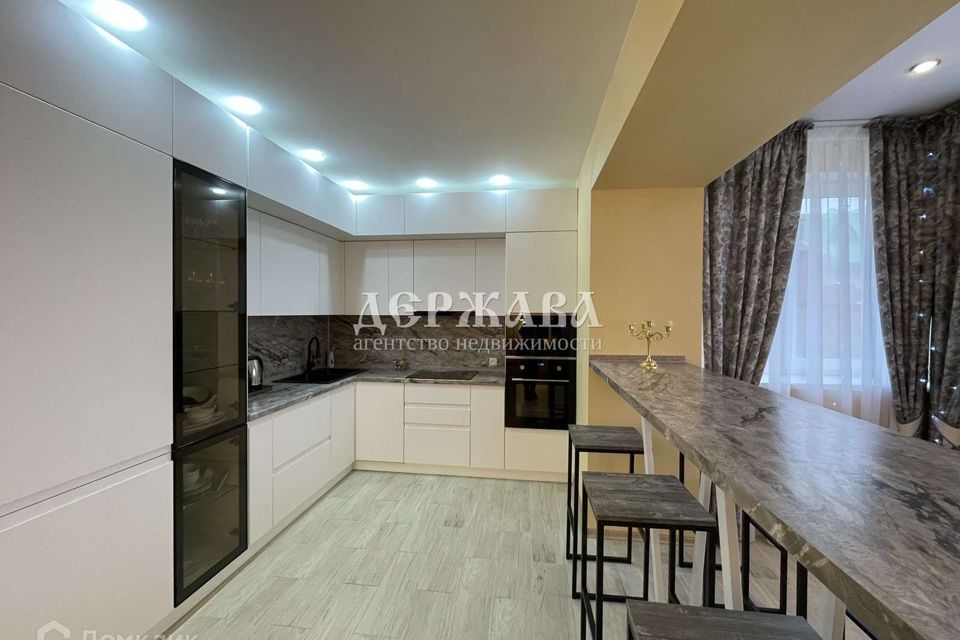 Продаётся 2-комнатная квартира, 110.5 м²