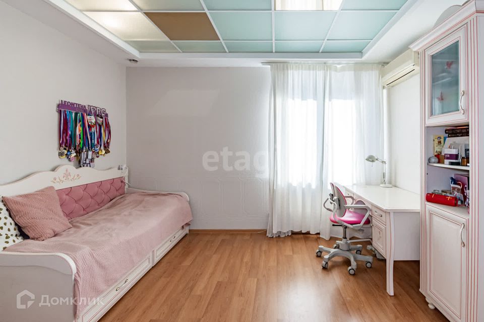 Продаётся 4-комнатная квартира, 143 м²
