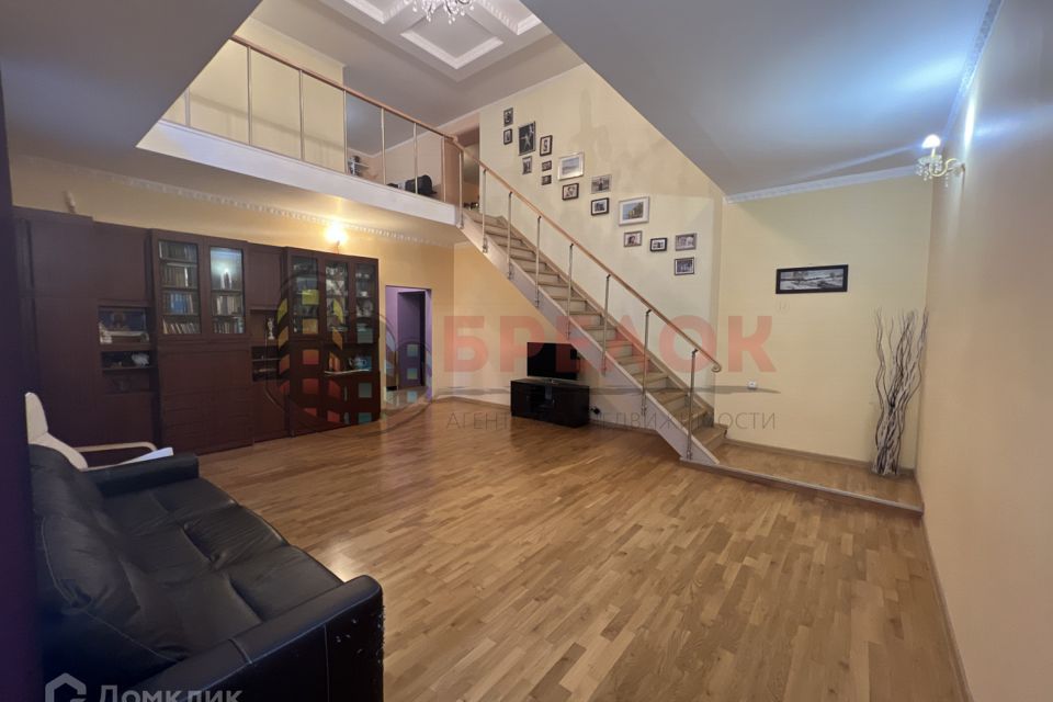 Продаётся 3-комнатная квартира, 195 м²