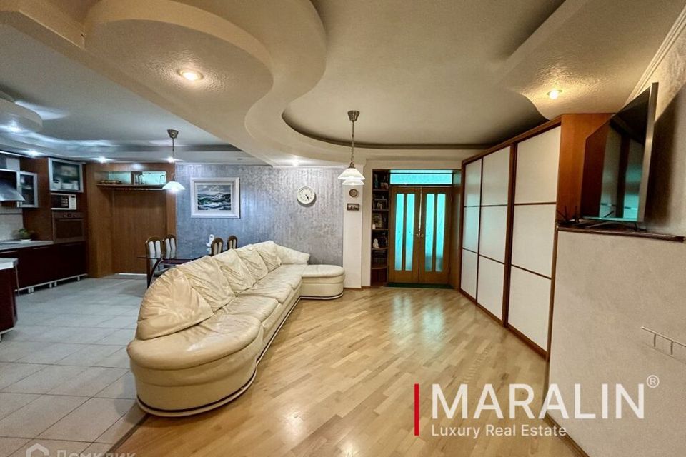 Продаётся 4-комнатная квартира, 164 м²