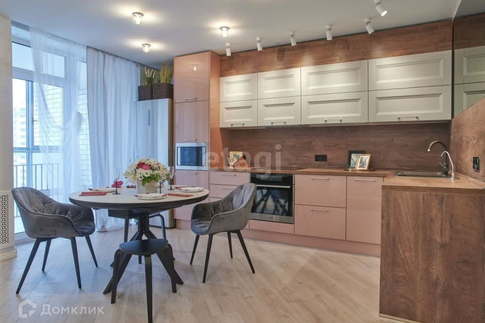 Продаётся 3-комнатная квартира, 98 м²