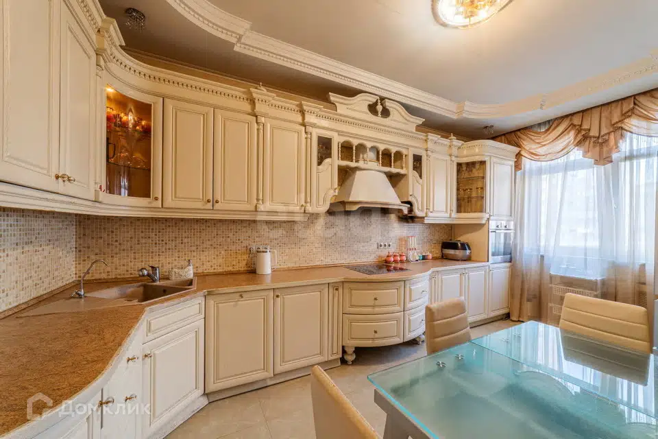 Продаётся 4-комнатная квартира, 156 м²