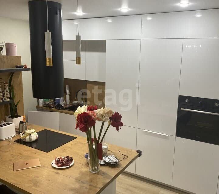 Продаётся 1-комнатная квартира, 61 м²