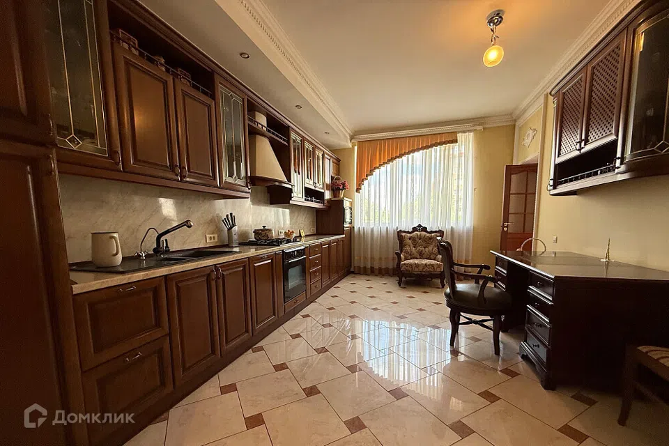 Продаётся 5-комнатная квартира, 220 м²