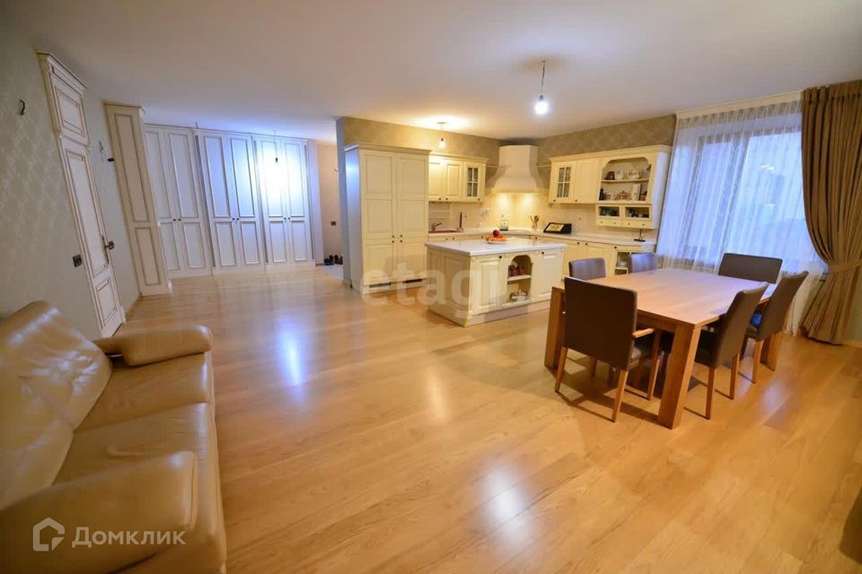 Сдаётся 4-комнатная квартира, 178 м²