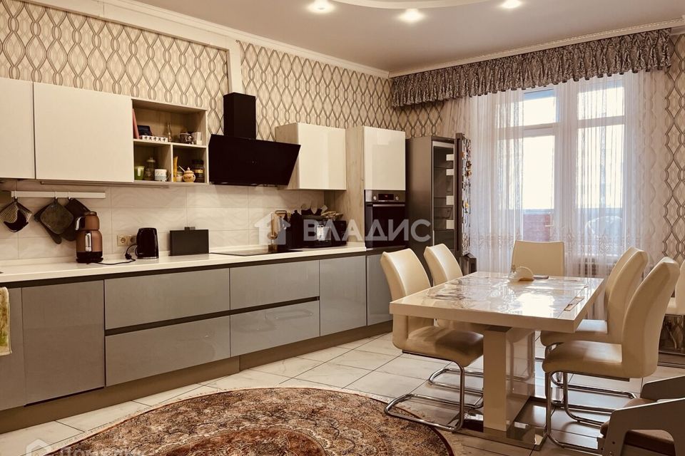 Продаётся 3-комнатная квартира, 131.4 м²